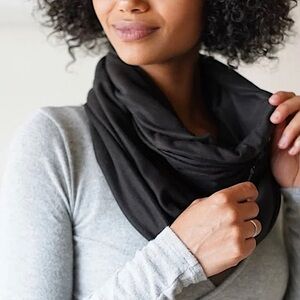 *SALE* NWT Beyond Yoga Infinity Hidden Pocket Scarf in Black